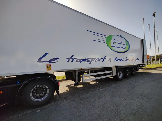 Semi-remorque TCB, flanc aux couleurs de l’entreprise